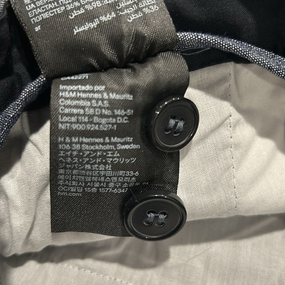 BNWT Size 32 H&M slim fit shorts, 2 side pockets, 2 back pockets and belt loops - Picture 5 of 10